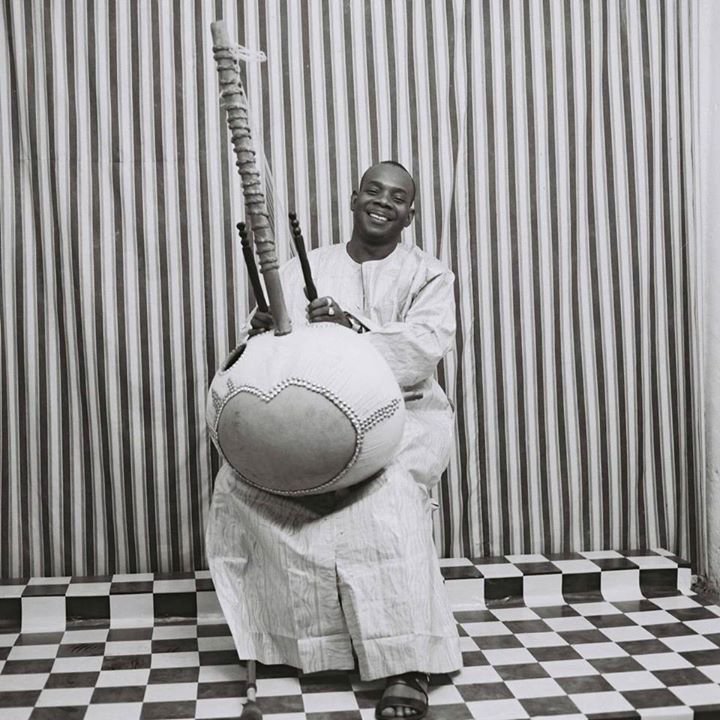 Triste noticia: muere Toumani Diabaté, uno de los grandes genios de la música africana. El bardo maliense fue gran maestro de kora y uno de los músicos que mejor expandió las raíces de la música negra más ancestral al mundo, sin renunciar a unirla con el jazz, blues o flamenco.