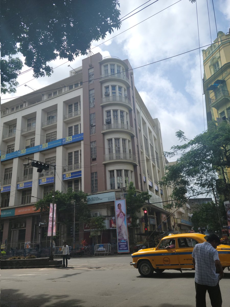 ParamaChaudhury's tweet photo. Fascinating "Calcutta in WWII" walking tour today with Chelsy from @immersivetrails - art deco buildings, Bengal famine, Netherlands and so much more including a delicious kochuri breakfast 😋 https://t.co/fDo4WU37Eh