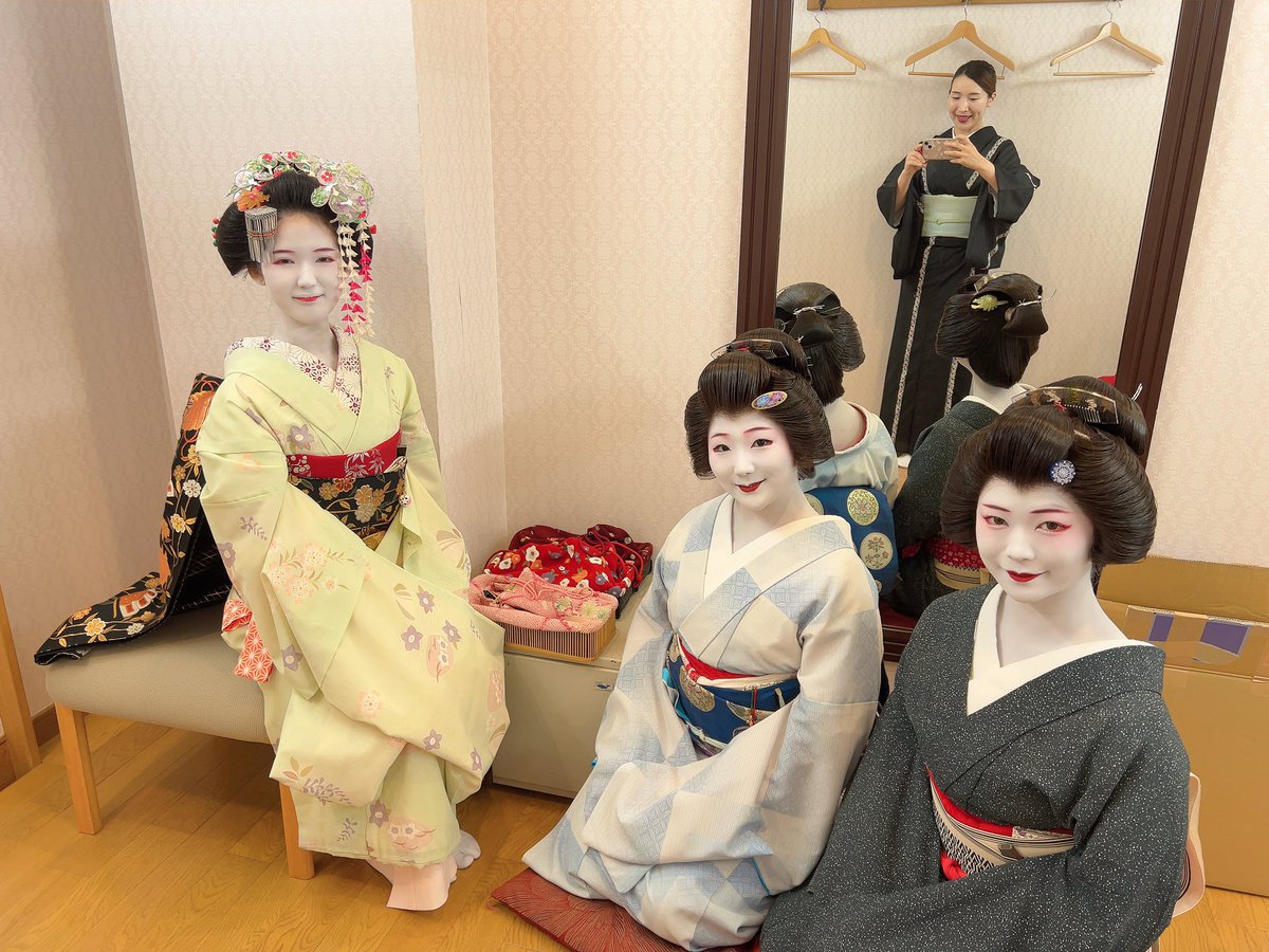 yuki_hamacho's tweet photo. 4人で城西館様に出花でお邪魔しております❣️🥰

鏡越しに花枝さんも✨😘 https://t.co/oJYVmrz30m