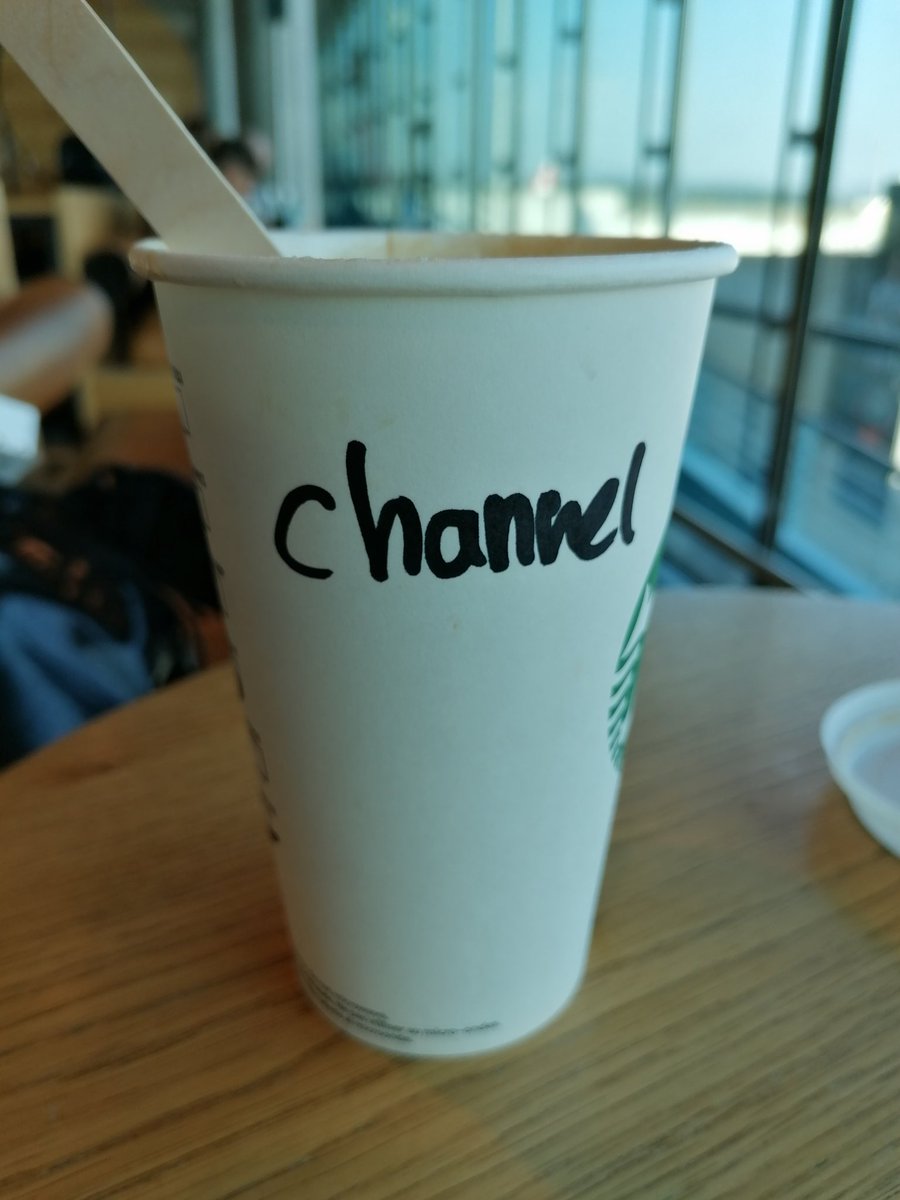 Wenn schon freestyle spelling, dann Chanel🧴.
Und wie ist dein Starbucks Name?