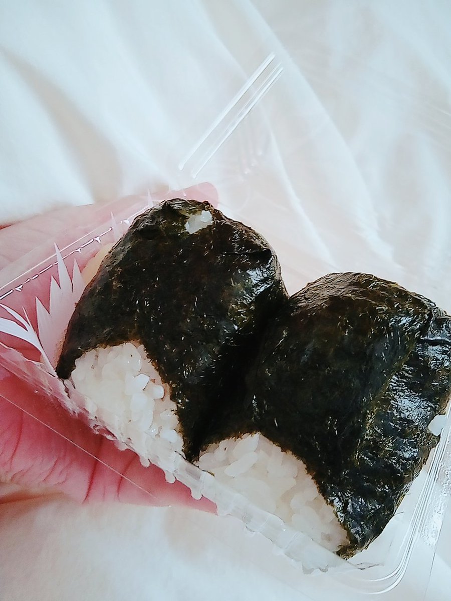 nikeneko_oshima's tweet photo. ツヤッツヤ✨#GoodLuckCafe さんの #おにぎり🍙今日から営業再開です。再開一発目の注文は私の定番の #塩むすび と #梅😘やっぱり美味しい~✨私の直後に来られた方が「🍙が美味しいって聞いたので」とおっしゃっていて「そうなの!」と心のなかで👍笑 #久福茶屋 #八丈 #八丈島 #8jo
@kyufukutyaya https://t.co/7ZQQb44D7l
