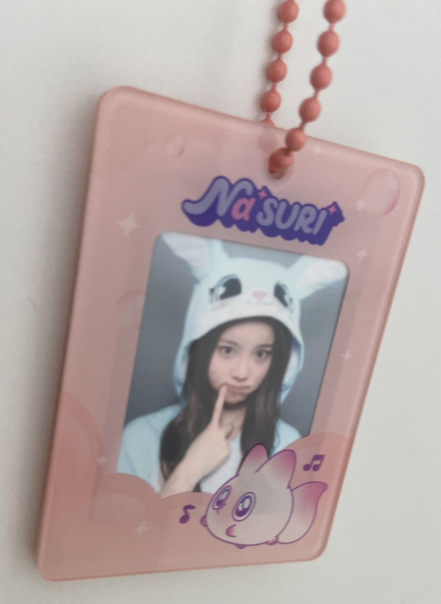 u__debut55's tweet photo. 証明写真のケースにうさユジュ入れてみた🐰 https://t.co/ZTCBucXXr9
