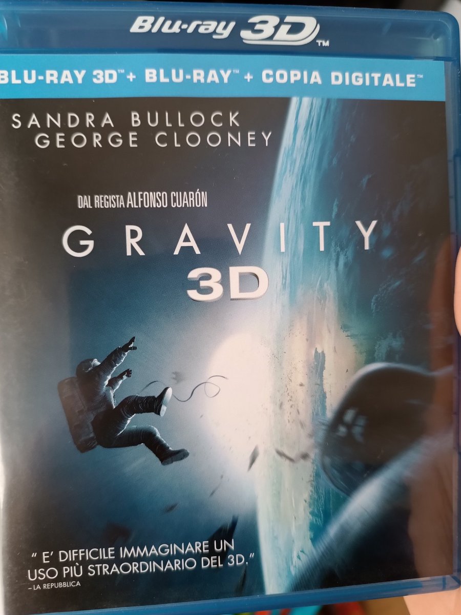 Duxgran's tweet photo. Grandisima película espacial y reconozco que verla en 3D en cine fue un acierto total ya que me hizo sentir que de verdad estaba flotando en el espacio. Dos actores, Sandra Bullock y George Clooney, y el espacio. Ni más, ni menos. #Gravity #Gravity3D #CineFisico https://t.co/0WVVAvBb01