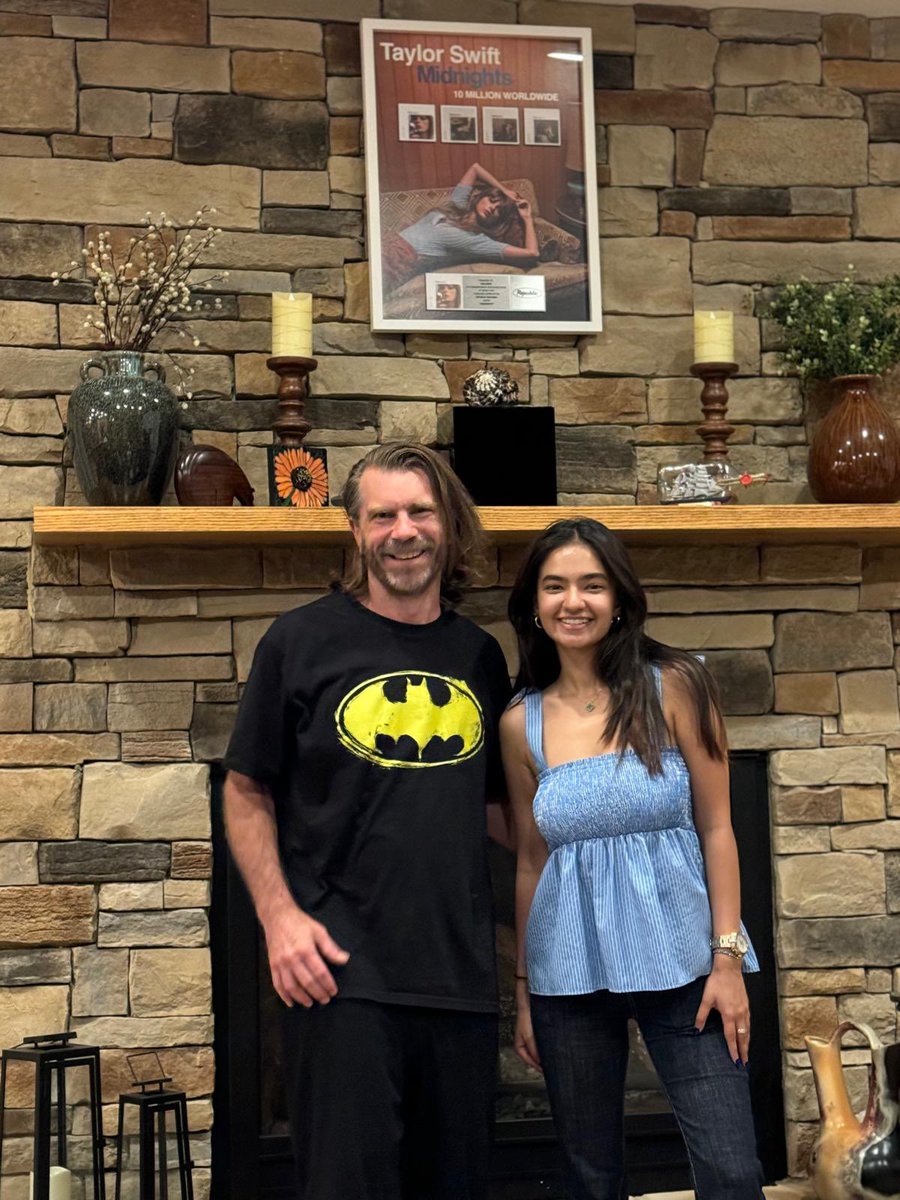 anushkasen_04's tweet photo. Hey Guys! Happy to share that i’m joining hands with American Musician AY Young amd Grammy Award Winner Ken Lewis for my 1st International Song for @UN bases Projext 17. I am the voice amd Face of Goal 4, Education! Lets change the World for betterment🇺🇸🇮🇳 https://t.co/xIhaiiDcPp