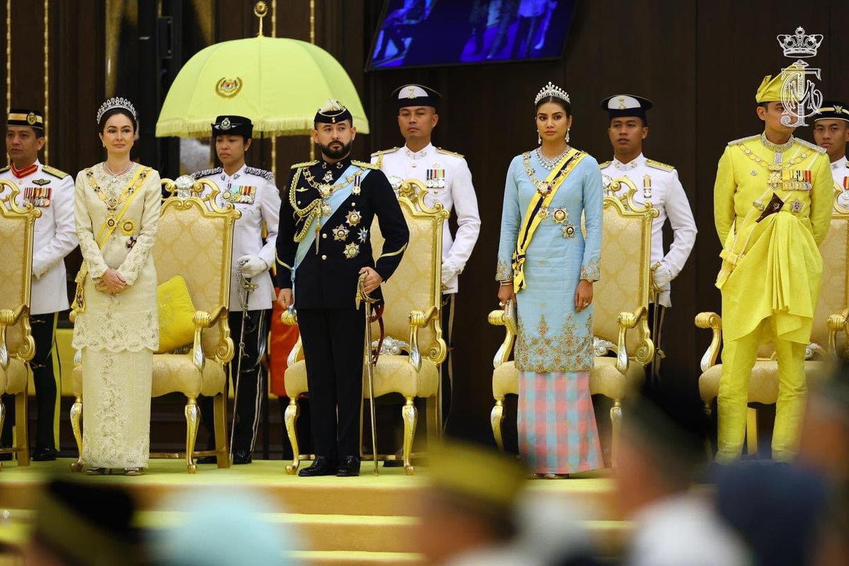 HRHJohorII's tweet photo. DYAM Tunku Mahkota Ismail, Pemangku Sultan Johor dan YAM Che' Puan Mahkota Khaleeda Johor berangkat ke Istiadat Pertabalan KDYMM Seri Paduka Baginda Yang Di-Pertuan Agong Ke-17 yang berlangsung di Istana Negara, Kuala Lumpur pada hari ini, 20 Julai 2024. 

Turut mengiringi keberangkatan Baginda adalah DYAM Tunku Iskandar Abdul Jalil Abu Bakar Ibrahim Ibni Tunku Ismail, Raja Muda Johor. Allah Peliharakan Sultan.

———

His Royal Highness Tunku Ismail, The Regent of Johor and Her Highness Che' Puan Mahkota Khaleeda Johor attended the Installation of His Majesty The 17th King of Malaysia at Istana Negara today, 20 July 2024. 

Accompanying His Royal Highness was HRH Tunku Iskandar Abdul Jalil Abu Bakar Ibrahim Ibni Tunku Ismail, Raja Muda Johor. Allah Peliharakan Sultan.