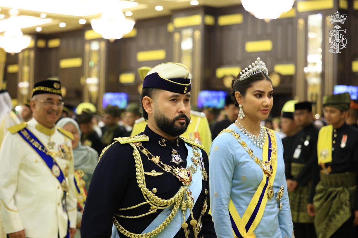 HRHJohorII's tweet photo. DYAM Tunku Mahkota Ismail, Pemangku Sultan Johor dan YAM Che' Puan Mahkota Khaleeda Johor berangkat ke Istiadat Pertabalan KDYMM Seri Paduka Baginda Yang Di-Pertuan Agong Ke-17 yang berlangsung di Istana Negara, Kuala Lumpur pada hari ini, 20 Julai 2024. 

Turut mengiringi keberangkatan Baginda adalah DYAM Tunku Iskandar Abdul Jalil Abu Bakar Ibrahim Ibni Tunku Ismail, Raja Muda Johor. Allah Peliharakan Sultan.

———

His Royal Highness Tunku Ismail, The Regent of Johor and Her Highness Che' Puan Mahkota Khaleeda Johor attended the Installation of His Majesty The 17th King of Malaysia at Istana Negara today, 20 July 2024. 

Accompanying His Royal Highness was HRH Tunku Iskandar Abdul Jalil Abu Bakar Ibrahim Ibni Tunku Ismail, Raja Muda Johor. Allah Peliharakan Sultan.