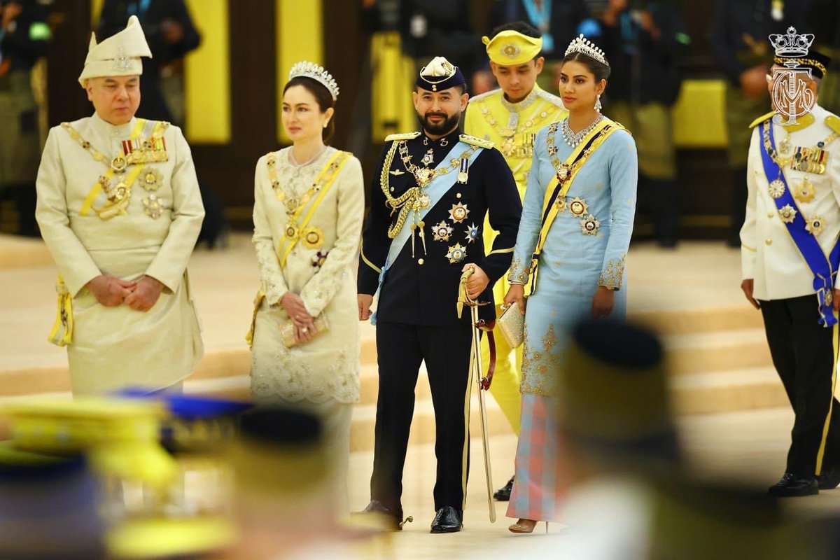 HRHJohorII's tweet photo. DYAM Tunku Mahkota Ismail, Pemangku Sultan Johor dan YAM Che' Puan Mahkota Khaleeda Johor berangkat ke Istiadat Pertabalan KDYMM Seri Paduka Baginda Yang Di-Pertuan Agong Ke-17 yang berlangsung di Istana Negara, Kuala Lumpur pada hari ini, 20 Julai 2024. 

Turut mengiringi keberangkatan Baginda adalah DYAM Tunku Iskandar Abdul Jalil Abu Bakar Ibrahim Ibni Tunku Ismail, Raja Muda Johor. Allah Peliharakan Sultan.

———

His Royal Highness Tunku Ismail, The Regent of Johor and Her Highness Che' Puan Mahkota Khaleeda Johor attended the Installation of His Majesty The 17th King of Malaysia at Istana Negara today, 20 July 2024. 

Accompanying His Royal Highness was HRH Tunku Iskandar Abdul Jalil Abu Bakar Ibrahim Ibni Tunku Ismail, Raja Muda Johor. Allah Peliharakan Sultan.