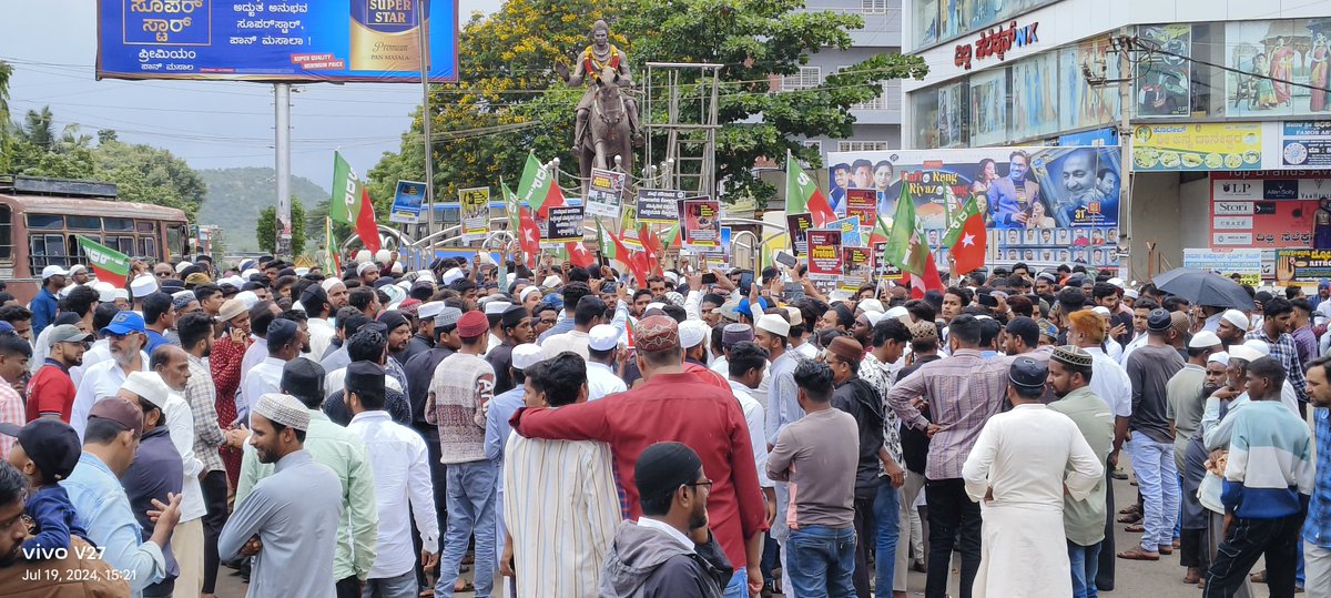 BagawanMuzaffar's tweet photo. #SDPIBelagavi District Gokak Assembly Committee holds a Protest at Basveshwar Circle #GOKAK as part of the #SDPInationwide #Protest against the continuing widespread Hindutva #lynchings & #atrocities.
@afsarkodlipet @SDPI_KarPresi #StopMoblyching #KolhapurMasjid #Dalit #Muslim https://t.co/DeOM4jeLTG