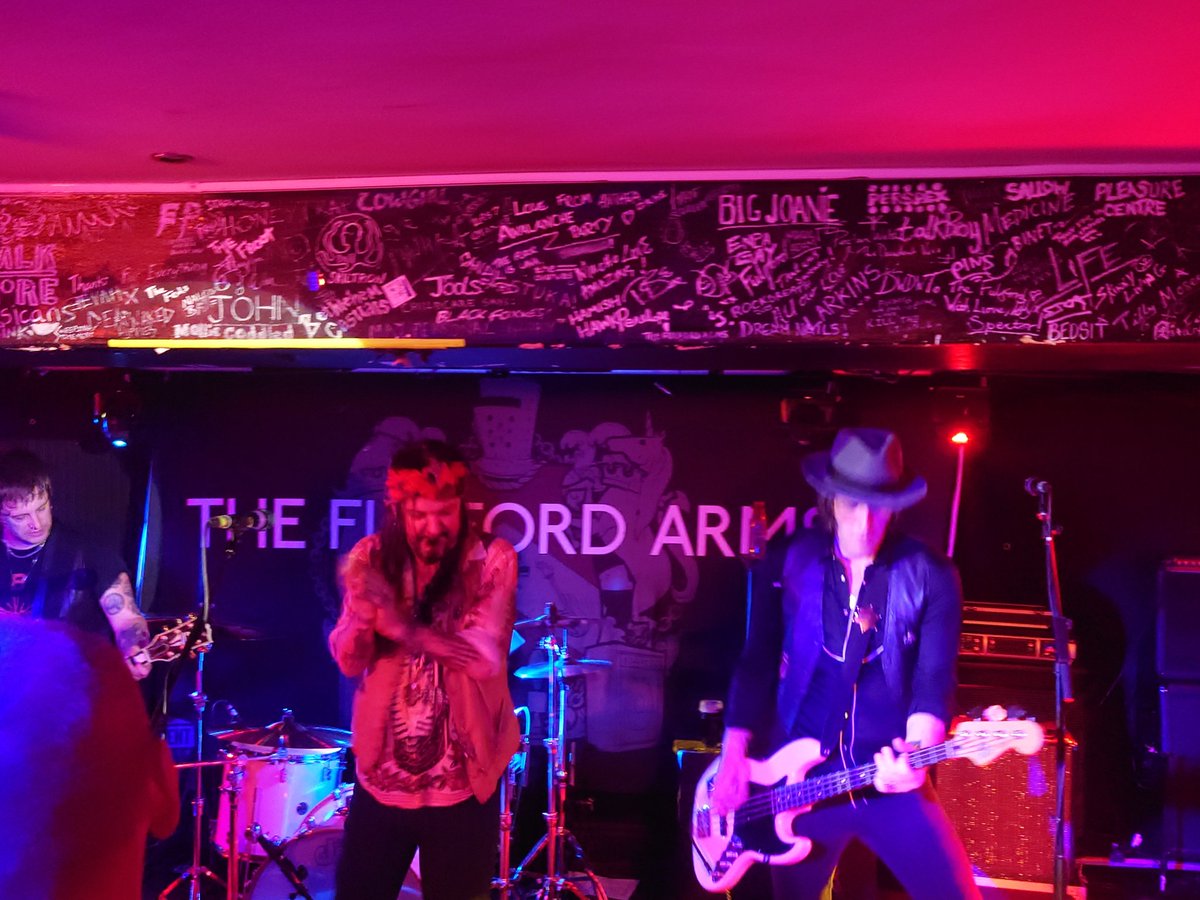 mwnl's tweet photo. Few pics from #fulfordarms @mattyjcassidy @TylaPallas at the sweatiest gig ever #getsomeaircon https://t.co/mAZJG9MKQJ