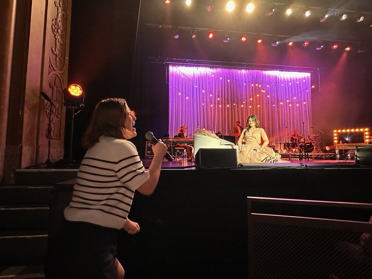 Fanzel_Fever's tweet photo. Hello i just sang with idina menzel tonight so that was cool!!!!! My 16 year old self (and 26 yr old self tbh) is screaming!!!! https://t.co/LnxeOG6Qkd
