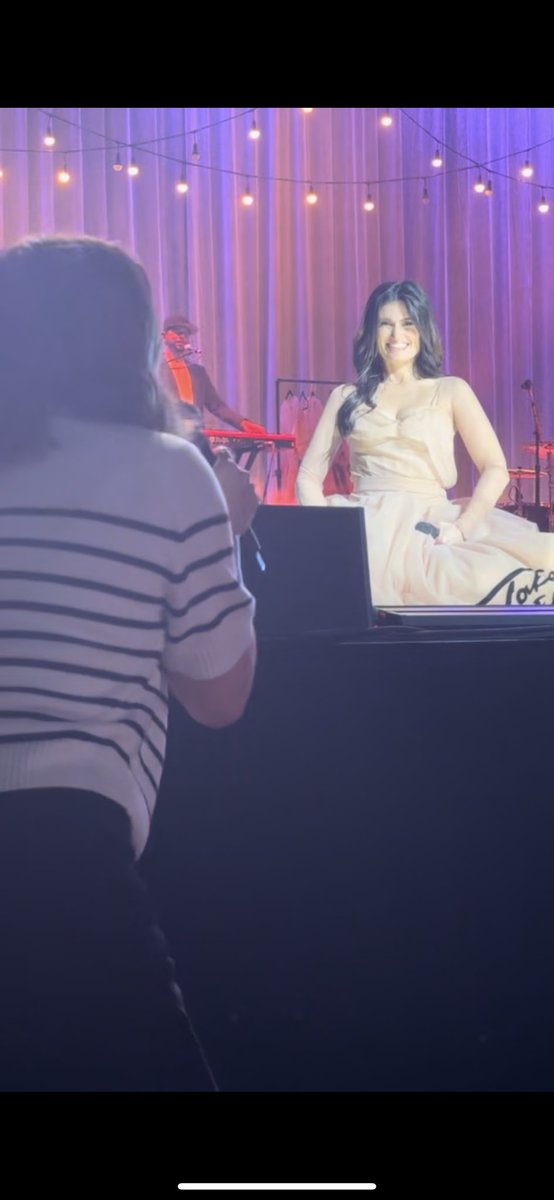 Fanzel_Fever's tweet photo. Hello i just sang with idina menzel tonight so that was cool!!!!! My 16 year old self (and 26 yr old self tbh) is screaming!!!! https://t.co/LnxeOG6Qkd