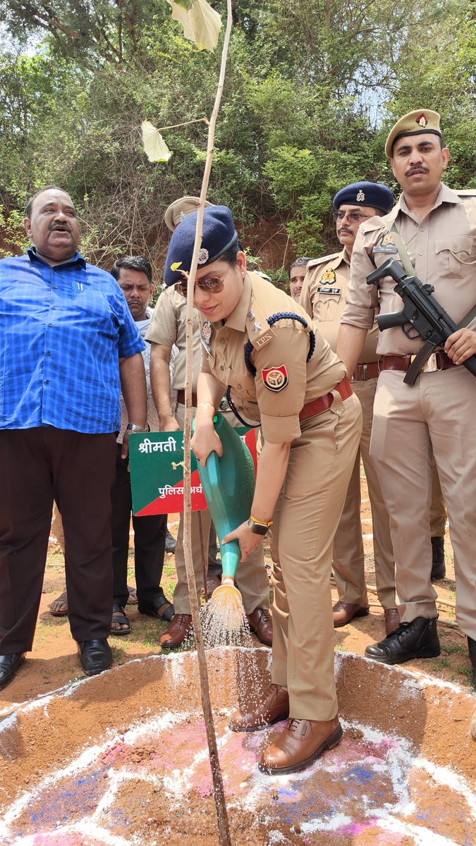 "एक पेड़ मां के नाम"🌱 
पेड़ लगाओ पेड़ बचाओ जन अभियान 2024 कार्यक्रम के अवसर पर नवोदय विद्यालय महोबा परिसर में श्री रामकेश निषाद माननीय जल शक्ति राज्यमंत्री उत्तर प्रदेश सरकार व श्री शाहिद मंजर अब्बास रिज़वी, सचिव वित्त विभाग उत्तर प्रदेश शासन/ नोडल अधिकारी जनपद महोबा की