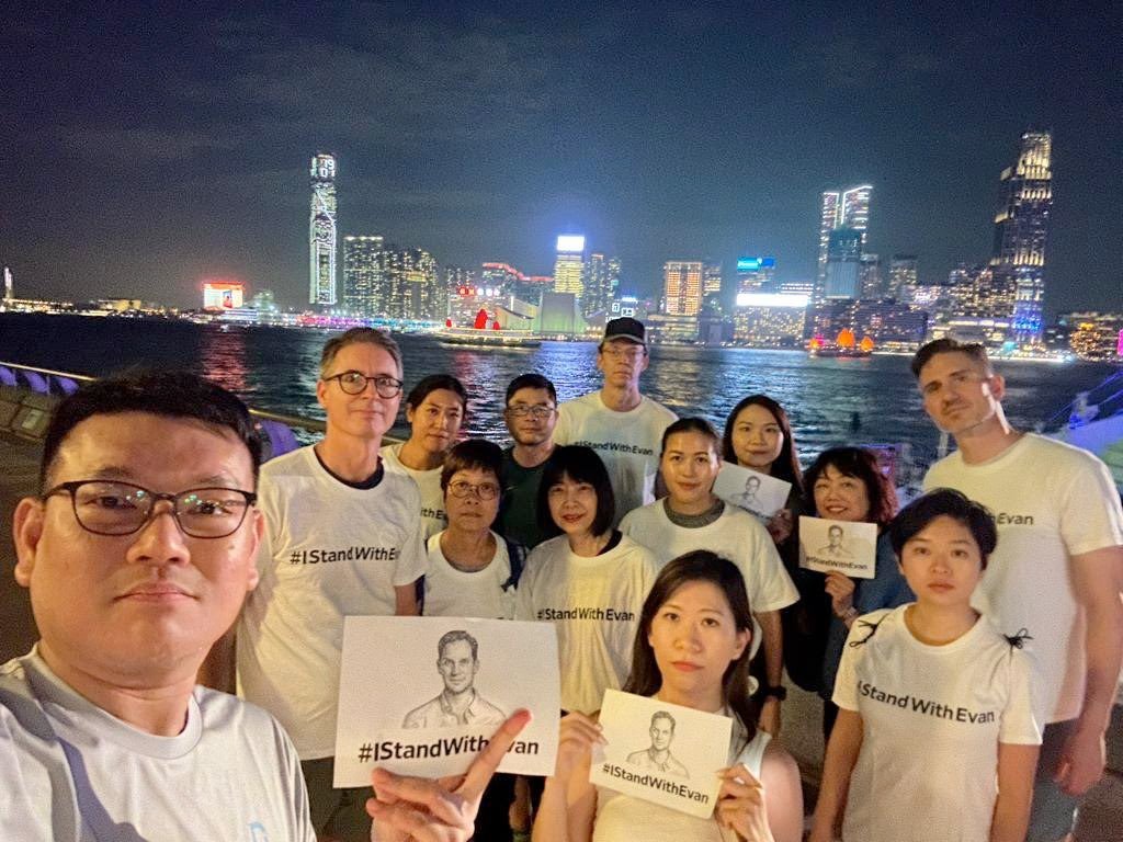 tomgrundy's tweet photo. Selina Cheng supporting @WSJ's Free Evan campaign w/colleagues last Oct. 👇 

She became head of the embattled Journalists Assoc. in HK in June to support press freedom.

25 days later, the @WSJ fired her. They left a Chinese woman without any protection from an int'l media org. https://t.co/AWvNPZh1fm