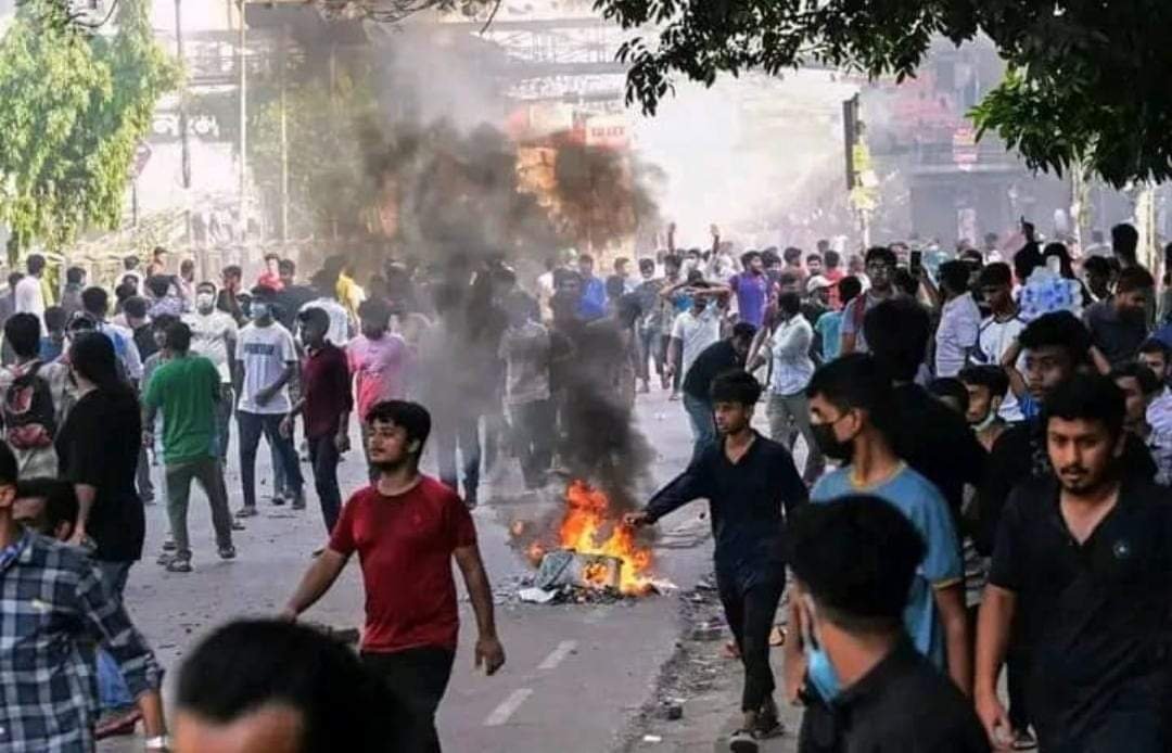 ayeshagemino19's tweet photo. Internet Blackout in Bangladesh 🇧🇩‼️
Amid ongoing movements, attacks on students, deaths, and clashes, the internet and mobile networks inside the country have been completely cut off.This silence is deliberate and alarming🥺🤲🙏
#SaveBangladeshiStudents 
#SupportfromPhilippines https://t.co/cnPlVOzPen
