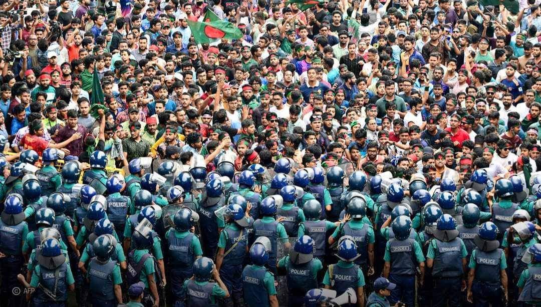 ayeshagemino19's tweet photo. Internet Blackout in Bangladesh 🇧🇩‼️
Amid ongoing movements, attacks on students, deaths, and clashes, the internet and mobile networks inside the country have been completely cut off.This silence is deliberate and alarming🥺🤲🙏
#SaveBangladeshiStudents 
#SupportfromPhilippines https://t.co/cnPlVOzPen