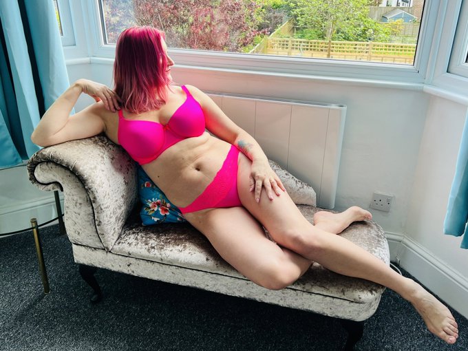 Good morning Twitter! Fingers crossed that the sunshine returns, because I would very much love to lounge<a href="/tag/fishnetfriday"class="tags"><span>#fishnetfriday</span></a>