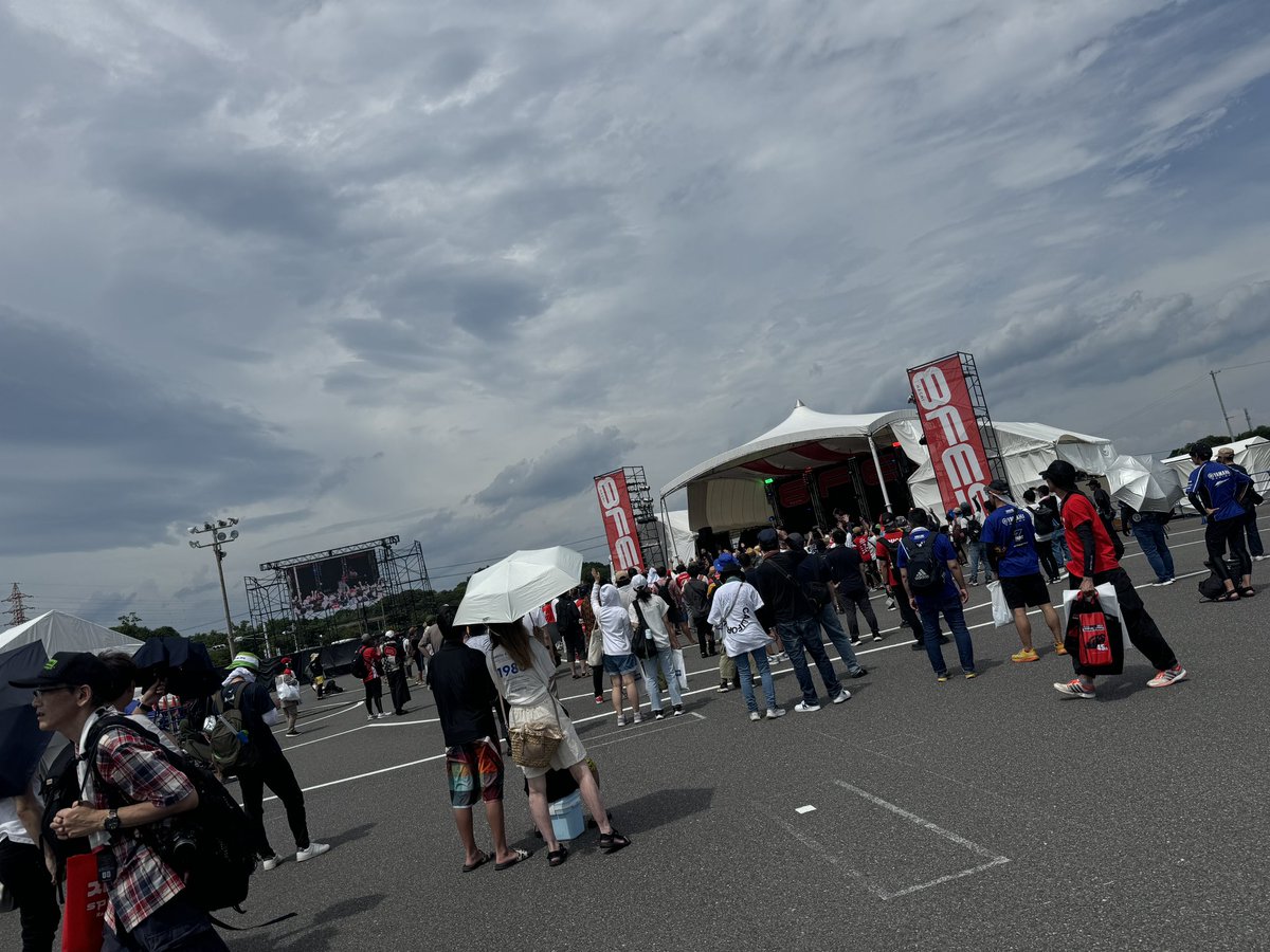 a___n6's tweet photo. 8耐2日目参戦🏁
貰ったチケットやったから自由席やったけど、それでも迫力凄くて満足🫶🏻
暑すぎてそそくさと撤退しました〜😇 https://t.co/kJ8iSiBk5A