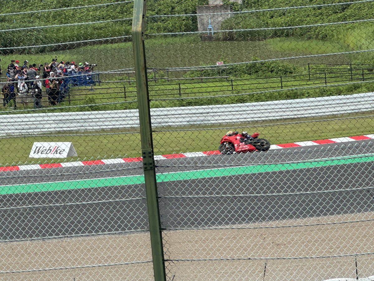 a___n6's tweet photo. 8耐2日目参戦🏁
貰ったチケットやったから自由席やったけど、それでも迫力凄くて満足🫶🏻
暑すぎてそそくさと撤退しました〜😇 https://t.co/kJ8iSiBk5A