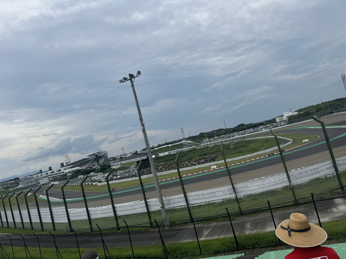 a___n6's tweet photo. 8耐2日目参戦🏁
貰ったチケットやったから自由席やったけど、それでも迫力凄くて満足🫶🏻
暑すぎてそそくさと撤退しました〜😇 https://t.co/kJ8iSiBk5A