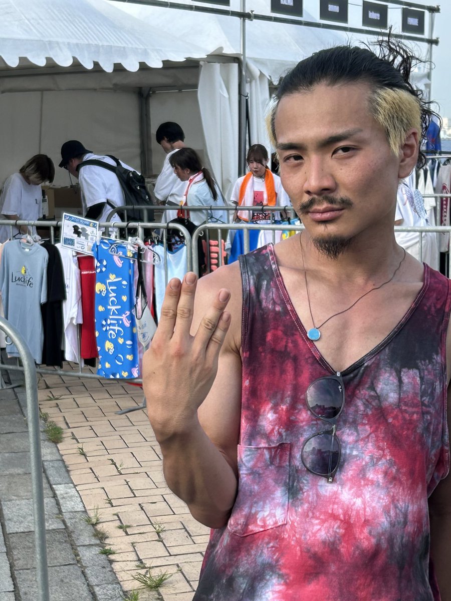 suzukezuri's tweet photo. 物販前で変なポーズしてたので撮影しちゃいました。 https://t.co/x07Vzje2yk