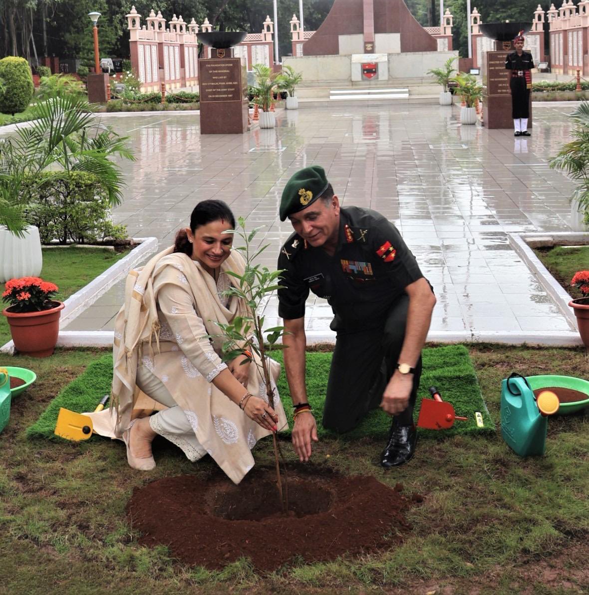 IaSouthern's tweet photo. #EachOnePlantOne
#KVDRajatJayanti

‘स्वच्छ पर्यावरण, हरित भविष्य - दक्षिणी कमान की प्रतिबद्धता’

Lieutenant General Dhiraj Seth, AVSM, General Officer Commanding-in-Chief, #SouthernCommand, along with Mrs Komal Seth, President Southern Star #AWWA, initiated a plantation drive under the campaign #EkPedMaaKeNaam by planting a sapling at the Command War Memorial.

The initiative underscores profound commitment to environmental imperatives, advocating eco-friendly practices to combat climate change. Let us all join hands in nurturing a sustainable environment, aiming to leave an enduring and positive legacy for generations to come.

#GoGreen #ClimateAction #Sustainability 
#IndianArmy
#एक_पेड़_मॉं_के_नाम
@DefenceMinIndia  
@SpokespersonMoD  
@moefcc 
@OfficialAwwa