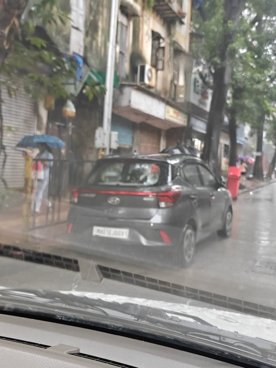 anchorabby1's tweet photo. @MTPHereToHelp I am again on my duty sir.This illegal parking is an everyday nuisance but police is turning a blind eye to this. I am telling you they have a monthly pass for parking on Duttaram lad marg. Don't worry, I will keep doing my job everyday sir. https://t.co/LdELPEgaKF