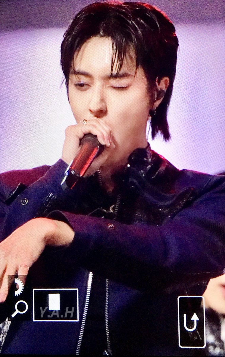 Dariel menarik napas sesaat sebelum ia melanjutkan bagiannya. "Donge beonjjeok natanan nae banjjok geu nunbusin useume hollyeo" Sore ini pemuda berusia genap dua pulih tahun itu terlihat cukup santai membawakan lagu JIKJIN.

— <a href="/Simelankolia/">Asraga, 王.</a>