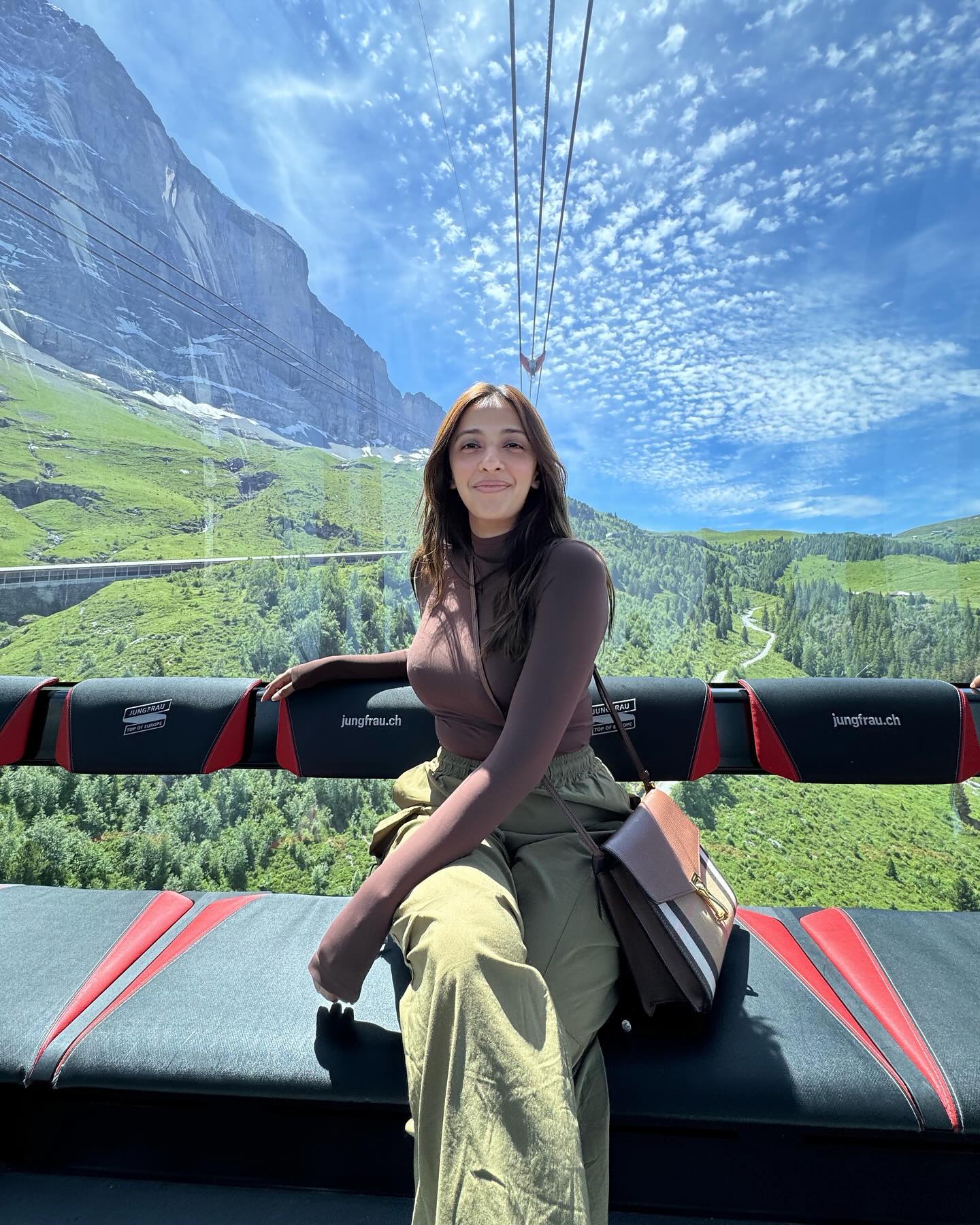 GS6hU41agAAVSVA?format=jpg&name=large