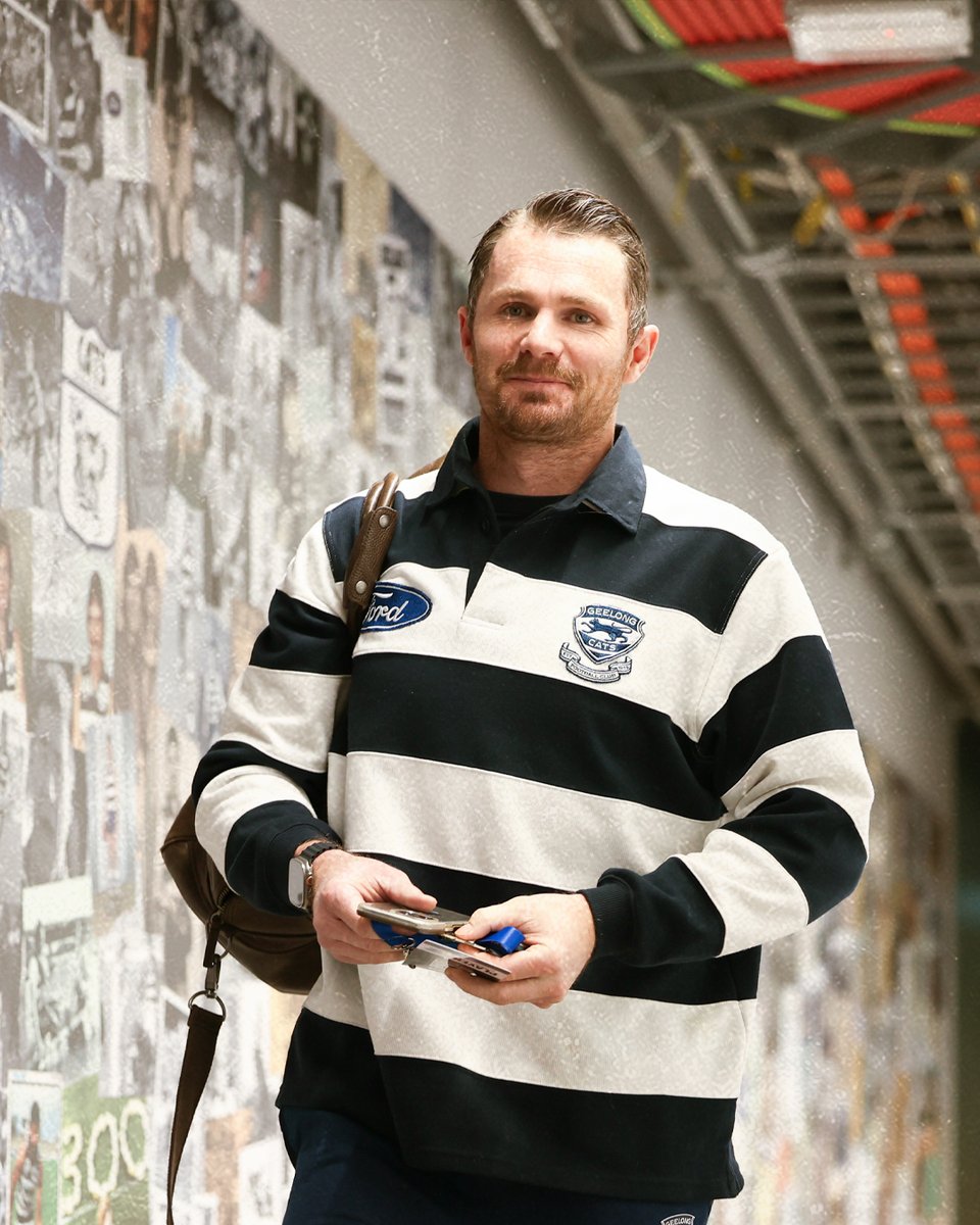 GeelongCats's tweet photo. Rollin' in &amp; Rockin' Retro kit 🔥 #WeAreGeelong https://t.co/RPdz2r1GRN
