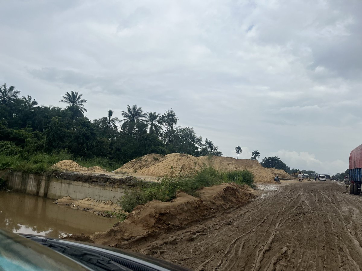 Okeremartha's tweet photo. On Thursday, I passed through the #EastWestRoad to get to Edeoha, Mbiama, Akinima towns all in #Orashi region to do a report on #flooding. The journey took several hours because of the bad state of the #EastWestRoad. Construction work is slow. @SimFubaraKSC kindly look into this. https://t.co/BPxYgiYug6