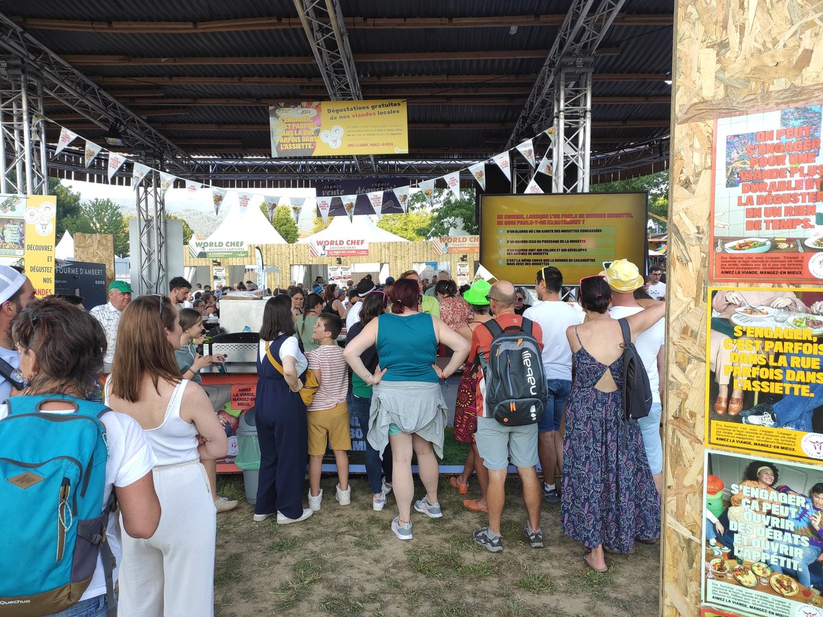 InterbevAuRA's tweet photo. Dernier jour pour notre animation #AimezLaViandeMangezEnMieux au @festivalambert ! Venez nombreux pour déguster nos viandes @auvergnerhalpes, jouer au Flexi crush, gagner des cadeaux géniaux et échanger avec nos éleveurs @Ambert !! https://t.co/RhDAoHJuKN