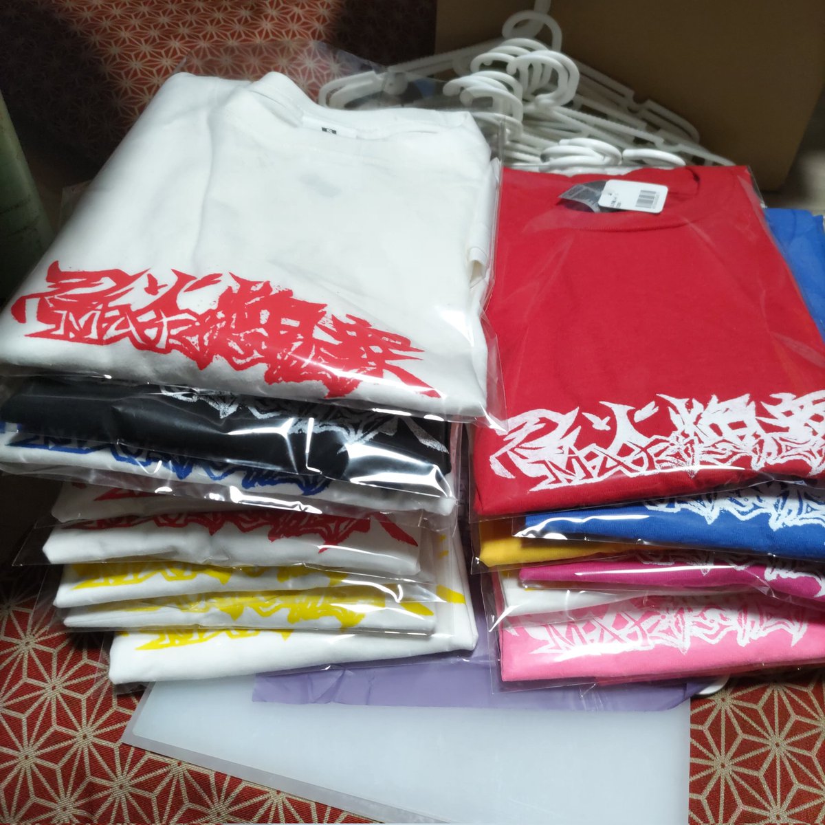 firetakumin's tweet photo. 本日は八丈夏祭り。
おじゃれホールで19:50からプロジェクション忍者ショーします。
大ステージと大スクリーンなので迫力満点！
八丈島の歴史、伝説を絡めた忍者ショー☆
21日は手裏剣体験コーナー!
オリジナルＴシャツ☆八丈島の皆様、宜しくお願い致します！ニンニン❗
#忍者 #八丈島夏祭り #八丈島 https://t.co/hJx67Uc1PH