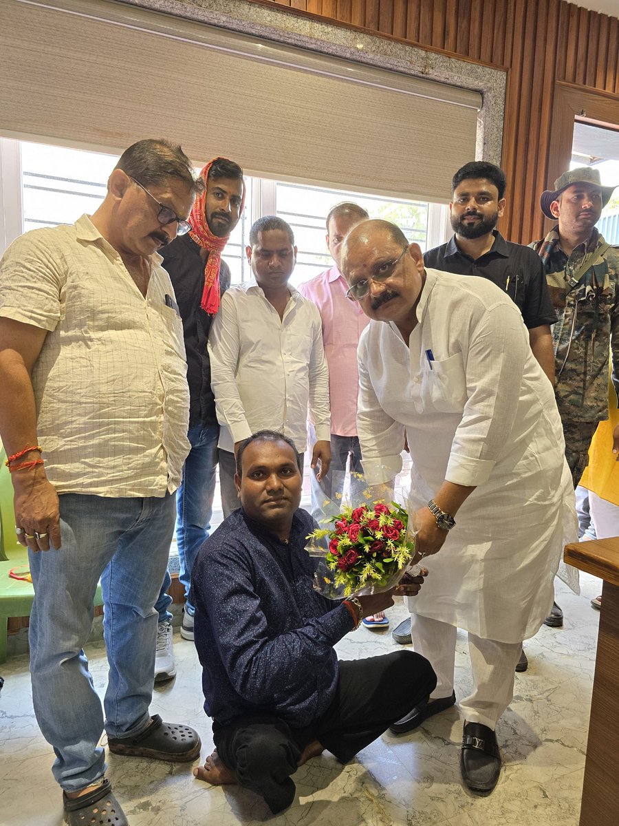 MithileshJMM's tweet photo. गढ़वा आवास पर आज श्री दयाशंकर शर्मा जी ने मुलाकात की और PGT शिक्षकों को नियुक्ति पत्र वितरित करने के लिए @HemantSorenJMM सरकार के प्रति अपनी कृतज्ञता व्यक्त की।

शिक्षक के रूप में नियुक्त होने पर श्री दयाशंकर जी को मिठाई खिलाकर उनका अभिवादन किया। इस दौरान श्री दयाशंकर शर्मा जी को झारखंड राज्य को शिक्षित बनाने के लिए मिली जिम्मेदारी के लिए बधाई एवं शुभकामनाएं दीं।

@JmmJharkhand @JMM_Garhwa