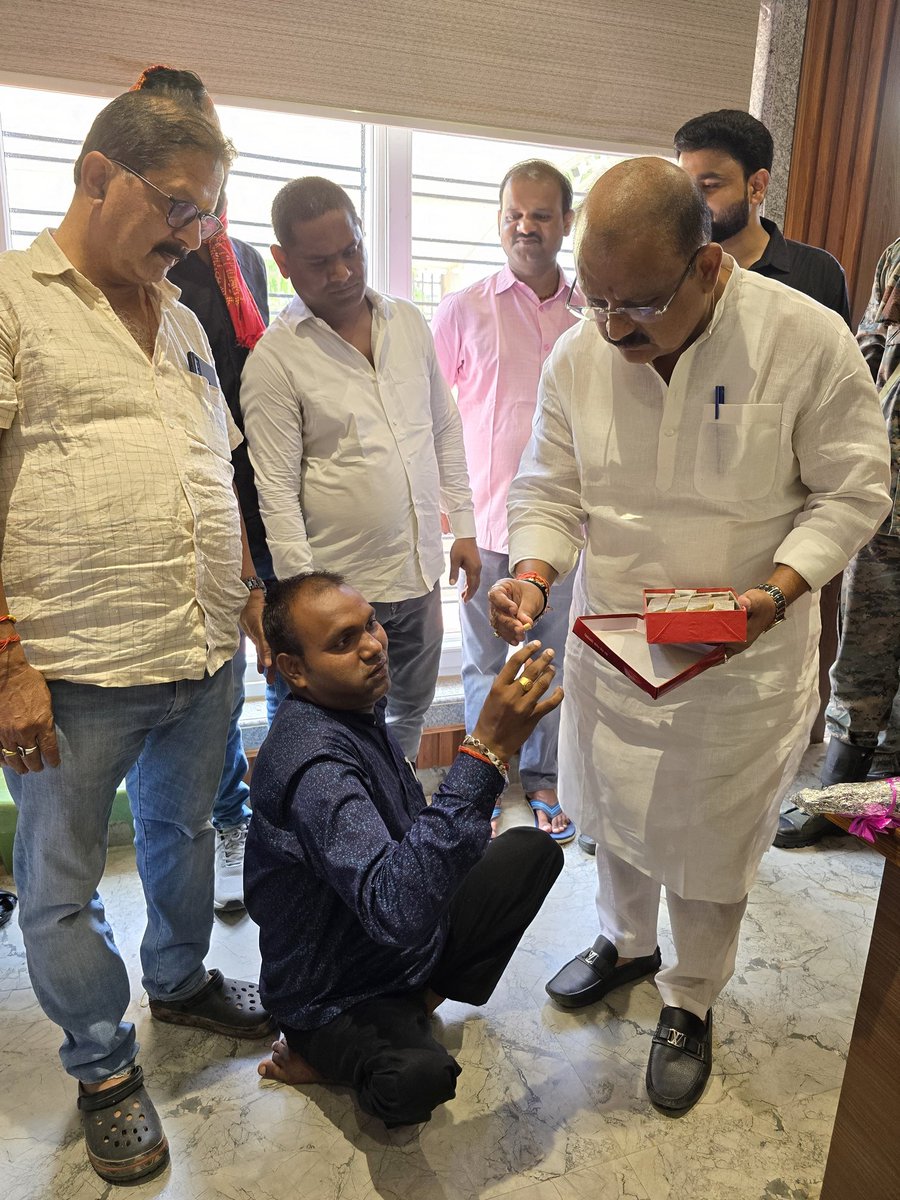 MithileshJMM's tweet photo. गढ़वा आवास पर आज श्री दयाशंकर शर्मा जी ने मुलाकात की और PGT शिक्षकों को नियुक्ति पत्र वितरित करने के लिए @HemantSorenJMM सरकार के प्रति अपनी कृतज्ञता व्यक्त की।

शिक्षक के रूप में नियुक्त होने पर श्री दयाशंकर जी को मिठाई खिलाकर उनका अभिवादन किया। इस दौरान श्री दयाशंकर शर्मा जी को झारखंड राज्य को शिक्षित बनाने के लिए मिली जिम्मेदारी के लिए बधाई एवं शुभकामनाएं दीं।

@JmmJharkhand @JMM_Garhwa