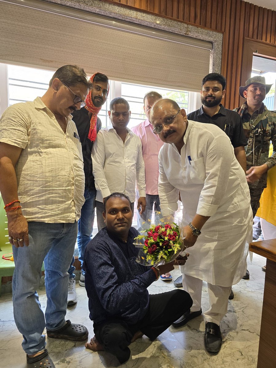 MithileshJMM's tweet photo. गढ़वा आवास पर आज श्री दयाशंकर शर्मा जी ने मुलाकात की और PGT शिक्षकों को नियुक्ति पत्र वितरित करने के लिए @HemantSorenJMM सरकार के प्रति अपनी कृतज्ञता व्यक्त की।

शिक्षक के रूप में नियुक्त होने पर श्री दयाशंकर जी को मिठाई खिलाकर उनका अभिवादन किया। इस दौरान श्री दयाशंकर शर्मा जी को झारखंड राज्य को शिक्षित बनाने के लिए मिली जिम्मेदारी के लिए बधाई एवं शुभकामनाएं दीं।

@JmmJharkhand @JMM_Garhwa