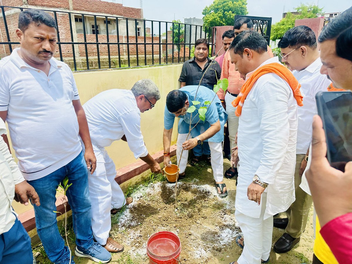 sahjanandraibjp's tweet photo. माननीय प्रधानमंत्री श्री @narendramodi जी के आह्वान पर नगर निगम गोरखपुर के वार्ड नं०3(रानीडीहा खोराबार) में #एक_पेड़_माँ_के_नाम रोपित किया ।
इस अवसर पर क्षेत्रीय मंत्री श्री जनार्दन तिवारी जी,श्री हौसिला सिंह जी,मण्डल अध्यक्ष श्री अरुण राय जी,श्री धनंजय पासवान आदि उपस्थित रहे| https://t.co/1OZG14cPYc
