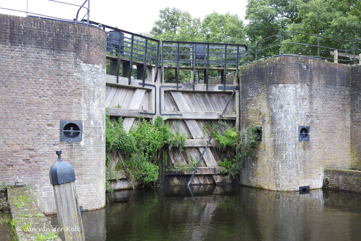 BekiekTwente's tweet photo. In het in 1885-1889 tussen Almelo en de voormalige Pruisische grens aangelegde kanaal met ter hoogte van #Reutum de 'Dubbele Sluis'.
#rijksmonument Kanaal Almelo - Nordhorn
#Tubbergen #Twente #BekiekTwente https://t.co/4c43H7tgRC