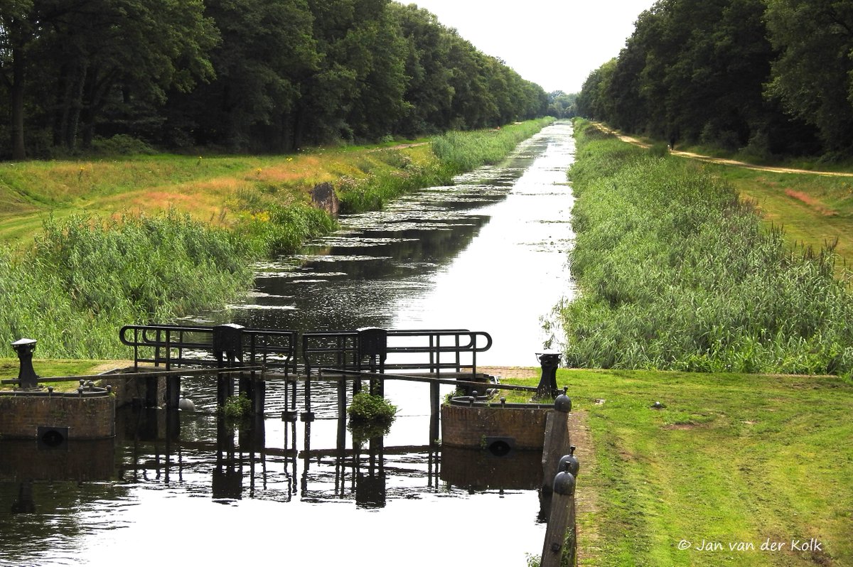 BekiekTwente's tweet photo. In het in 1885-1889 tussen Almelo en de voormalige Pruisische grens aangelegde kanaal met ter hoogte van #Reutum de 'Dubbele Sluis'.
#rijksmonument Kanaal Almelo - Nordhorn
#Tubbergen #Twente #BekiekTwente https://t.co/4c43H7tgRC