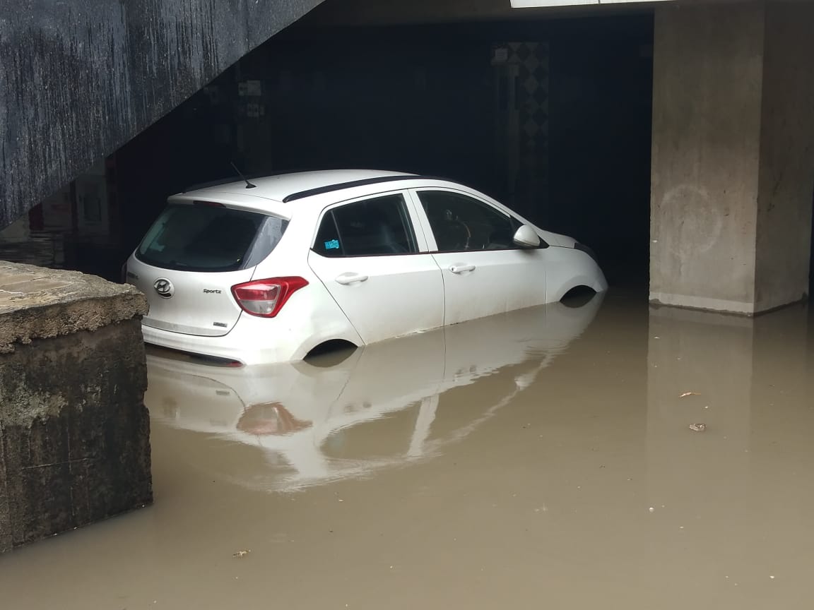sheetaljoshi13's tweet photo. #Nagpur
#Rain
@Dev_Fadnavis
@nitin_gadkari
@ngpnmc
Please find out some solution for this water lodging.
#oldpardinaka
#bhandararoad https://t.co/NUSvfcV7P9
