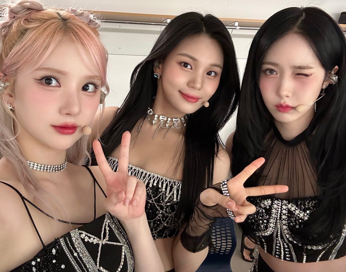 VIVIZ_official's tweet photo. [#VIVId_dayZ] 📸

2024 VIVIZ WORLD TOUR [V.hind : Love and Tears] in BOSTON 완료✨

아름다운 목소리와 모두를 설레게 하는 웃음까지! 사랑의 조건은 모두 갖춘 것 같은데요😉

#VIVIZ #비비지
#EUNHA #은하 
#SINB #신비 
#UMJI #엄지
#Vhind_LoveandTears 
#Boslay https://t.co/iBkv4mf0rf