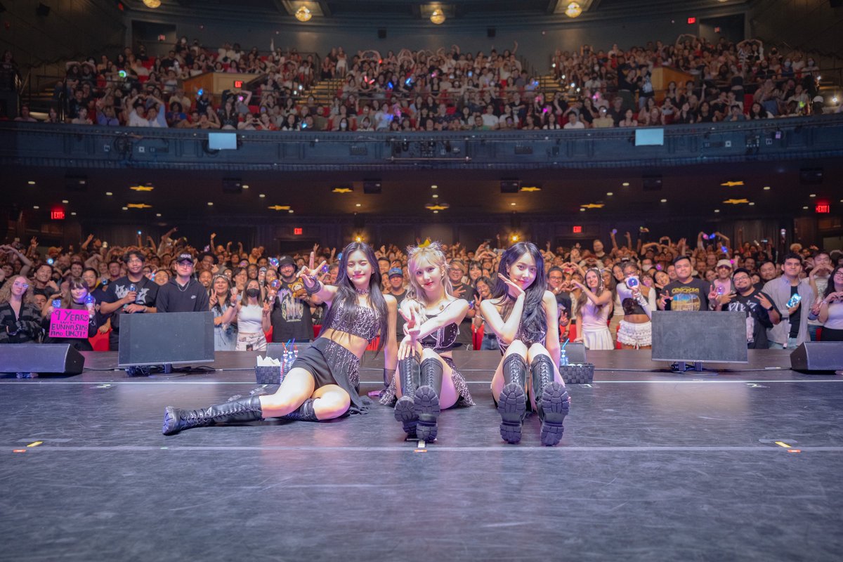 [#VIVId_dayZ] 📸

2024 VIVIZ WORLD TOUR [V.hind : Love and Tears] in BOSTON 완료✨

아름다운 목소리와 모두를 설레게 하는 웃음까지! 사랑의 조건은 모두 갖춘 것 같은데요😉

#VIVIZ #비비지
#EUNHA #은하 
#SINB #신비 
#UMJI #엄지
#Vhind_LoveandTears 
#Boslay