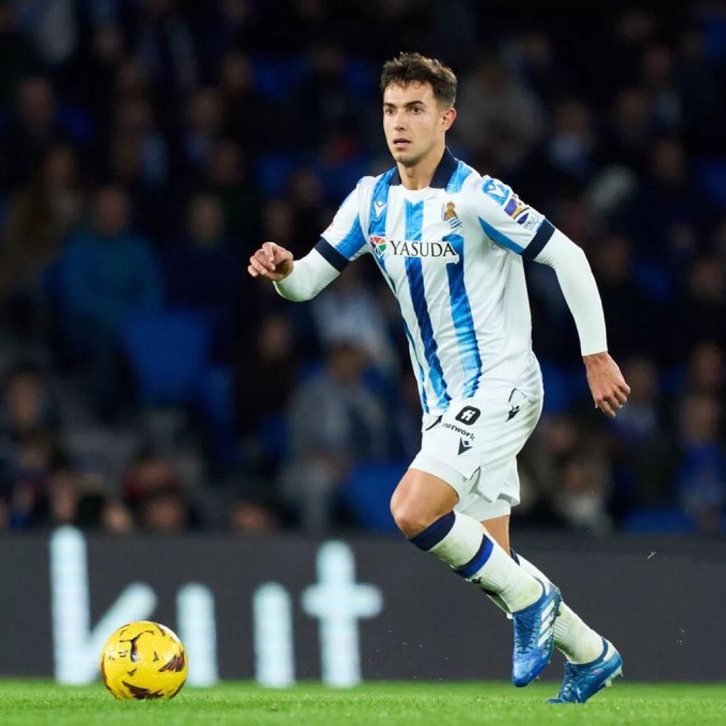fabrizoromanoz's tweet photo. Who should Manchester United sign?⤵️

Martin Zubimendi♥️              Manuel Ugarte🔁 https://t.co/UhsxaivaHV
