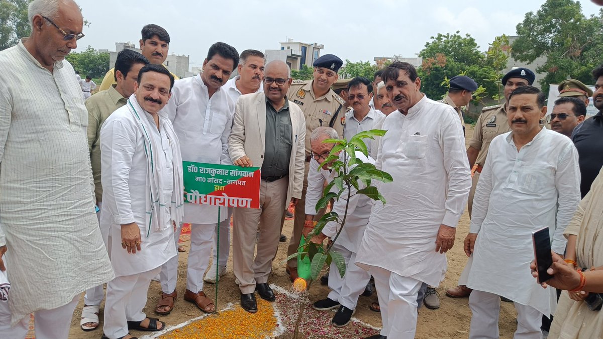 BagpatDm's tweet photo. एक पेड़ मां के नाम वृक्षारोपण जन अभियान 2024 के अंतर्गत आज ग्राम्य विकास संस्थान बड़ौत के कृषि फार्म में मा० सांसद डॉक्टर राजकुमार सागवान जी ने आम का पौधा,व मा०विधायक छपरौली डॉक्टर अजय कुमार जी ने अमरूद का पौधा व अन्य अधिकारियों सहित आदि ने पौधारोपण किया । https://t.co/8nDMdmsgoG