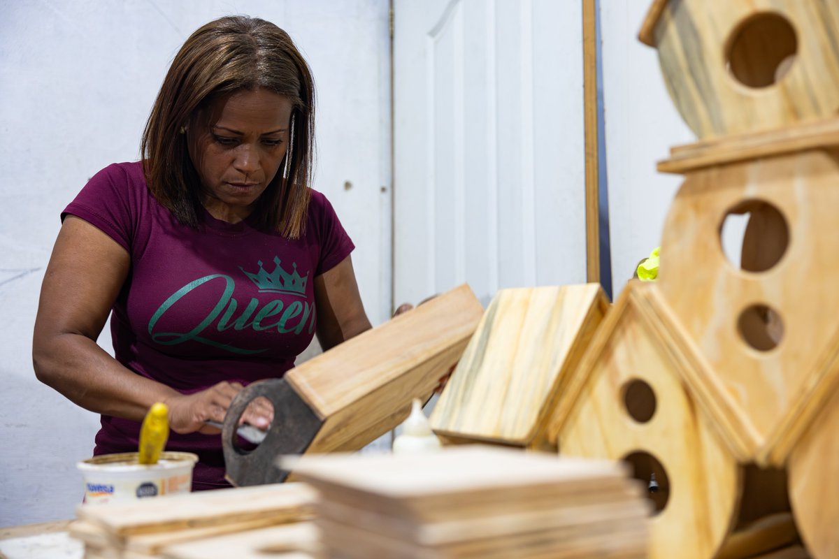 EcoProductivave's tweet photo. Mariela se reinventó gracias al respaldo y apoyo del Banco de Venezuela a través de un crédito que hizo posible que su emprendimiento de muebles de madera paralizado por la pandemia se convirtiera en uno de creación de stands. https://t.co/9EAksyPKpC