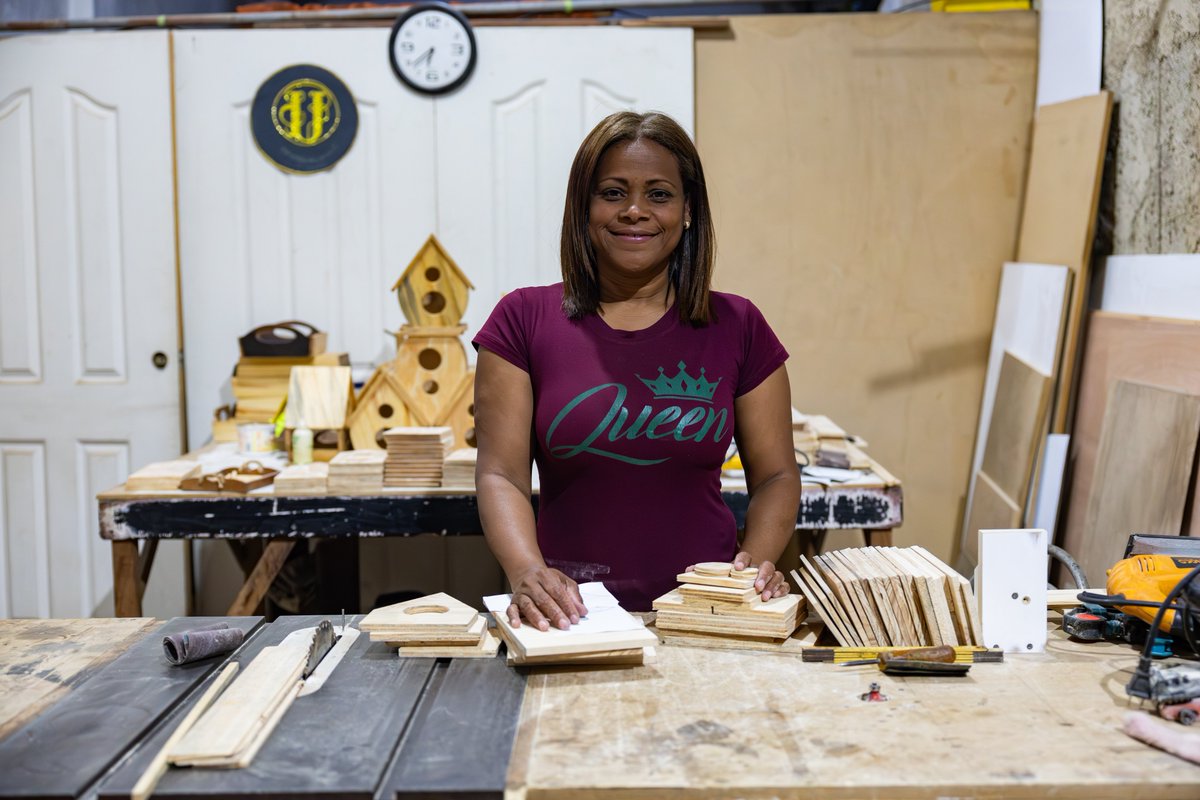 EcoProductivave's tweet photo. Mariela se reinventó gracias al respaldo y apoyo del Banco de Venezuela a través de un crédito que hizo posible que su emprendimiento de muebles de madera paralizado por la pandemia se convirtiera en uno de creación de stands. https://t.co/9EAksyPKpC