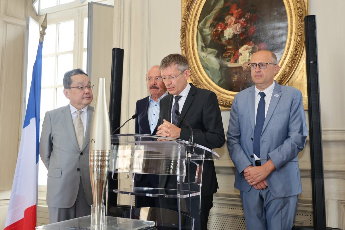 Préfet de la Somme (@prefet80) on Twitter photo #JOP2024 I Emmanuel Moulard, Secrétaire général du <a href="/Prefet80/">Préfet de la Somme</a>, a accueilli l'ambassadeur du Japon, venu saluer les délégations #olympiques japonaises de natation et de tennis de table qui s'entrainent à Amiens.
Cette journée a été également l'occasion d'inaugurer le Jardin #JOP2024 I Emmanuel Moulard, Secrétaire général du <a href="/Prefet80/">Préfet de la Somme</a>, a accueilli l'ambassadeur du Japon, venu saluer les délégations #olympiques japonaises de natation et de tennis de table qui s'entrainent à Amiens.
Cette journée a été également l'occasion d'inaugurer le Jardin