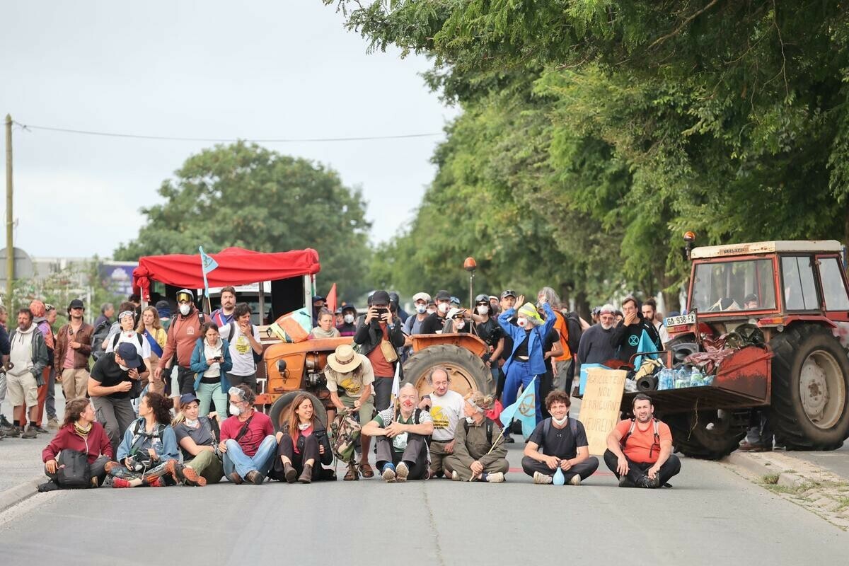 SO_LaRochelle's tweet image. 🔴 𝗗𝗜𝗥𝗘𝗖𝗧
🪧⚠️ Manifestation anti-bassines à La Rochelle : les premiers manifestants sont arrivés à La Pallice, les forces de l’ordre sont sur le qui-vive… Suivez la journée de mobilisation
🔗l.sudouest.fr/Cgg