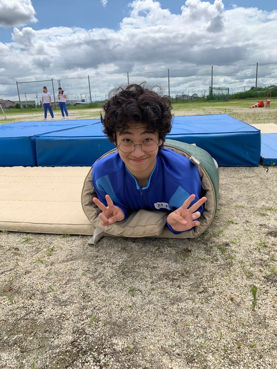 classmate_drama's tweet image. ＼#クラ好き オフショット📸／

文香のジャイアントスイングを受けて
空を飛んだスネオ（#及川桃利）
あの衝撃的シーンはご覧になりましたか？

まだの方は是非 #TVer で
第2話見逃し配信中✨
➡️ tver.jp/episodes/epa1y…

#シーンを撮り終えて安堵のスネオ
#カタツムリスネオ

#木村昴 #新川優愛