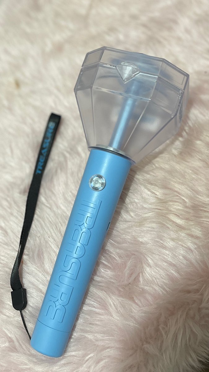 _tinkerbin's tweet photo. wts lfb ph | treasure light stick / teulight

— onhand
— php 1600 
— good as new • with box, batt holder, &amp; strap
— dm or reply to claim 🩵
— can ask for more pics and/or vids for proof

t. treasure teulight https://t.co/aMDD41MU15