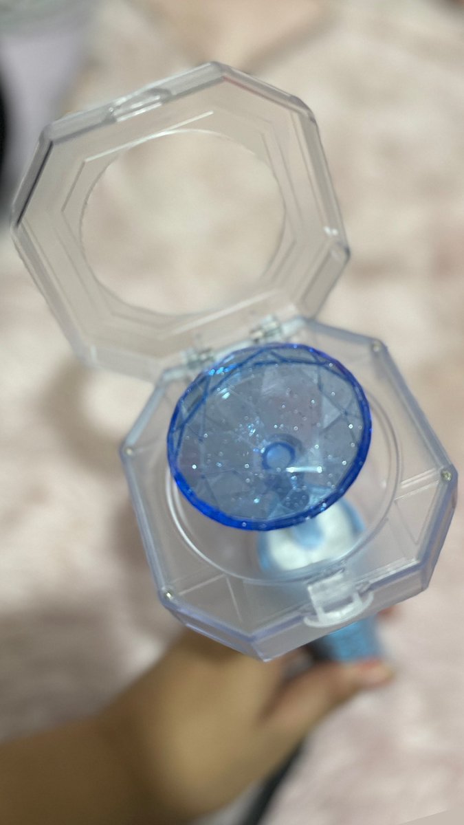 _tinkerbin's tweet photo. wts lfb ph | treasure light stick / teulight

— onhand
— php 1600 
— good as new • with box, batt holder, &amp; strap
— dm or reply to claim 🩵
— can ask for more pics and/or vids for proof

t. treasure teulight https://t.co/aMDD41MU15
